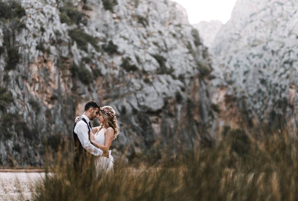 after wedding photographer  palma - elopement photoshoot in the mountains