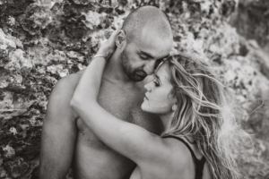 lovestory photographer mallorca - couple in love portrait in black and white