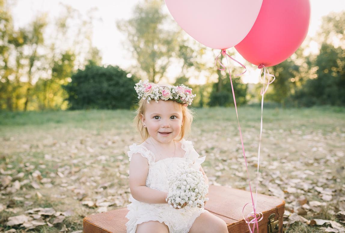 mallorca photographer romany flower - beautiful little girl with a flower crown and balloons