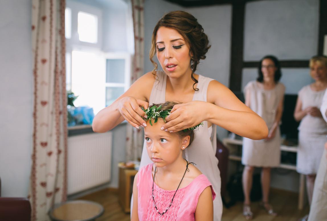 getting-ready before ceremony - bride in mallorca by wedding photographer romany flower