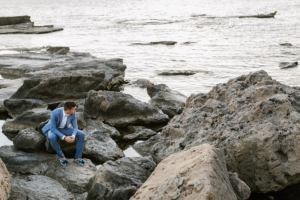 mallorca proposal photographer captures groom on the rocks