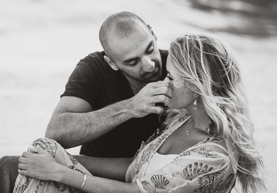 Best Couple photographer in Mallorca - natural couple photography - emotional moment during lovers