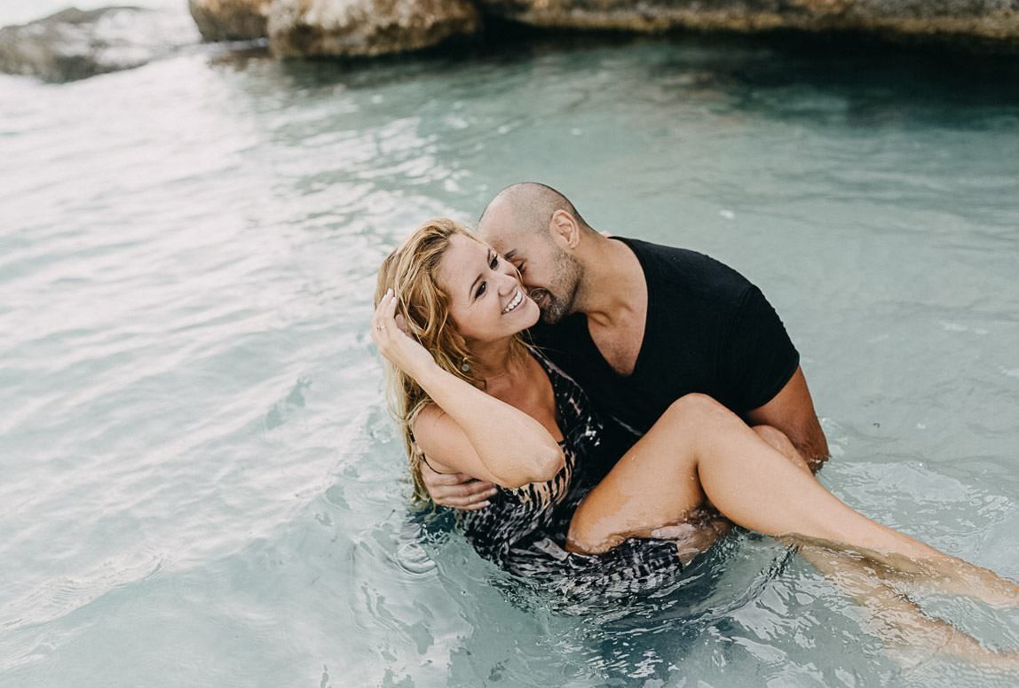 Couple photographer in Mallorca - intimate lovestory - passionate couple in water