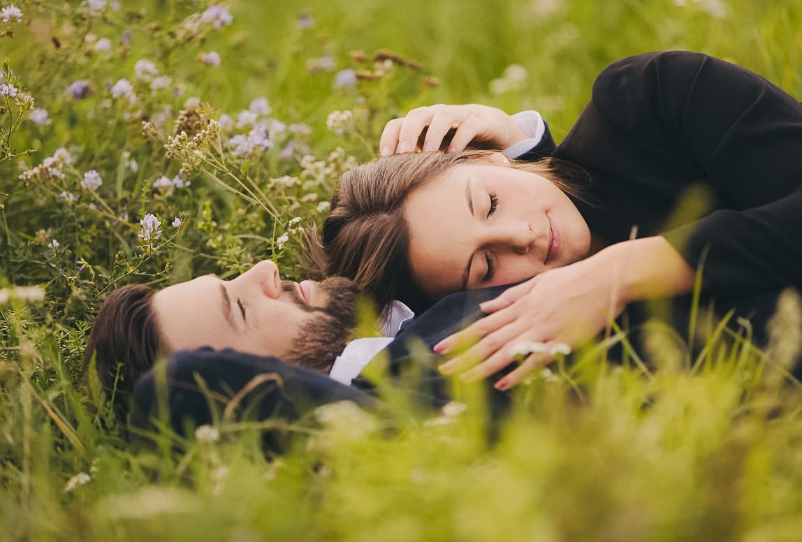 Couple photographer in Palma de Mallorca - couple relaxing in hight grass - intimate and emotional portrait