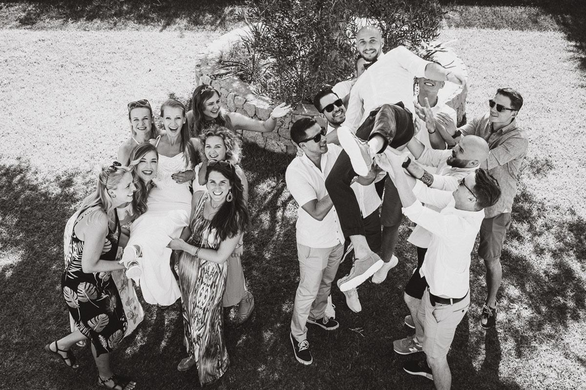 Mallorca best wedding photographer - black and white picture - friends of the groom and bride celebrate
