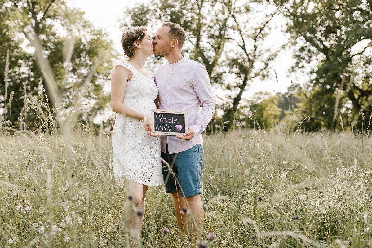 Maternity photographer palma - couple holding sign made with love