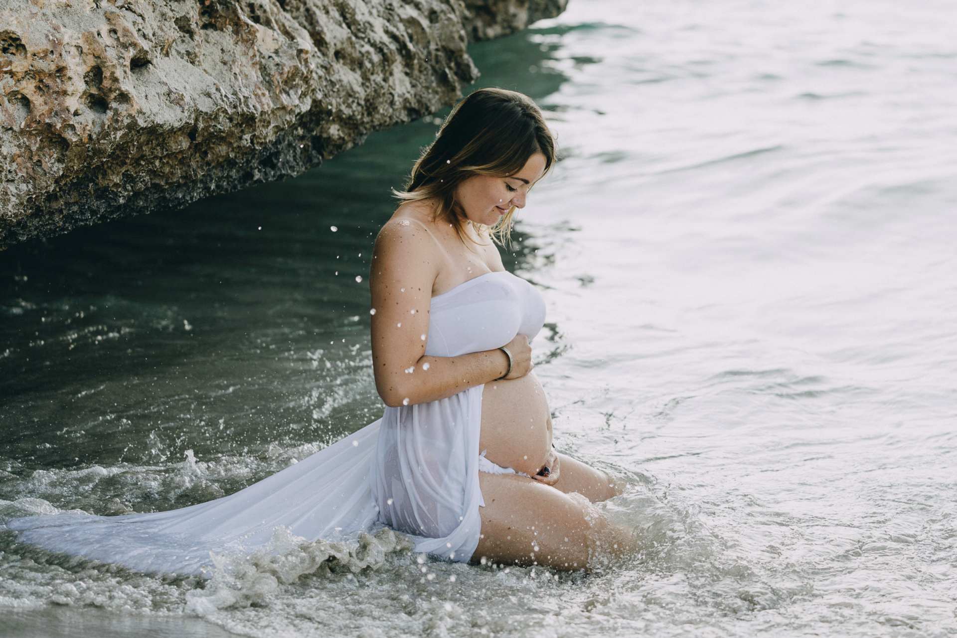 maternity photos in Mallorca at the beach