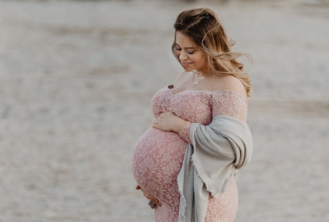 Pregnancy photographer in Mallorca - romany Flower - beautifull pregnant woman at the beach