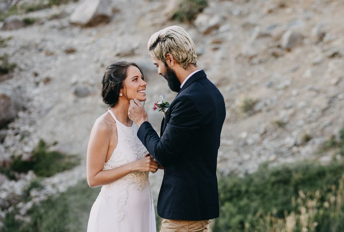 elopement photographer in chile captures bride and groom during outdoor wedding ceremony