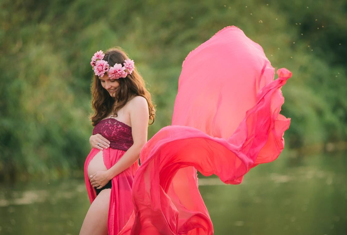 maternity photographer in Chile: maternity picture in bright dress