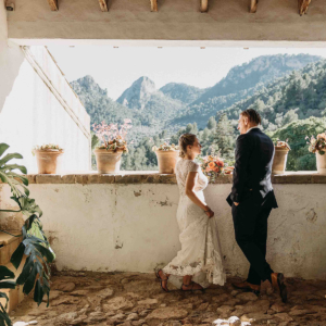 Tramutana-wedding: Bride and groom overlooking Tramutana mountains from Gardens de Alfabia